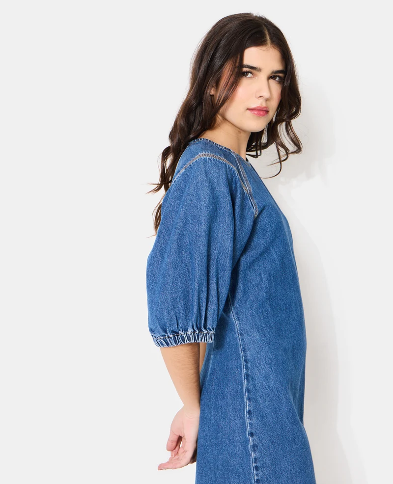 Robe en jean courte cintrée avec manches ballons