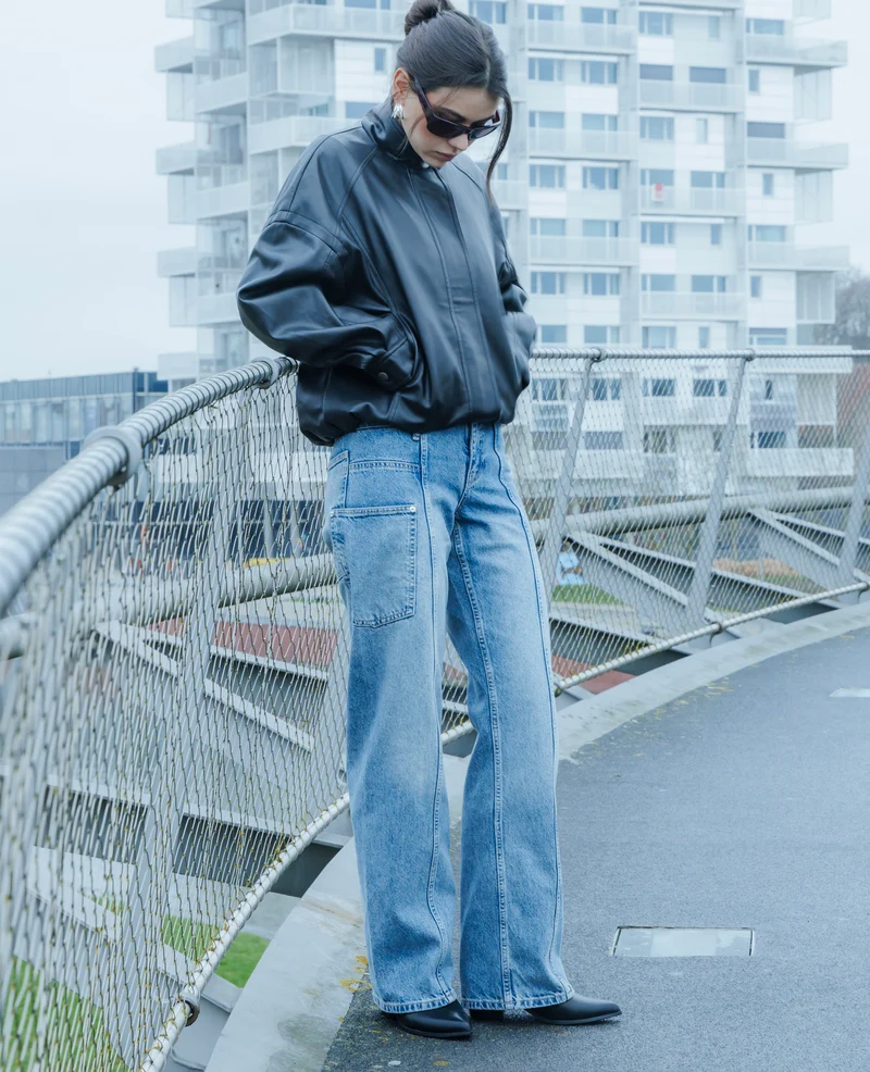 Jean straight avec jeux de coutures et de poches