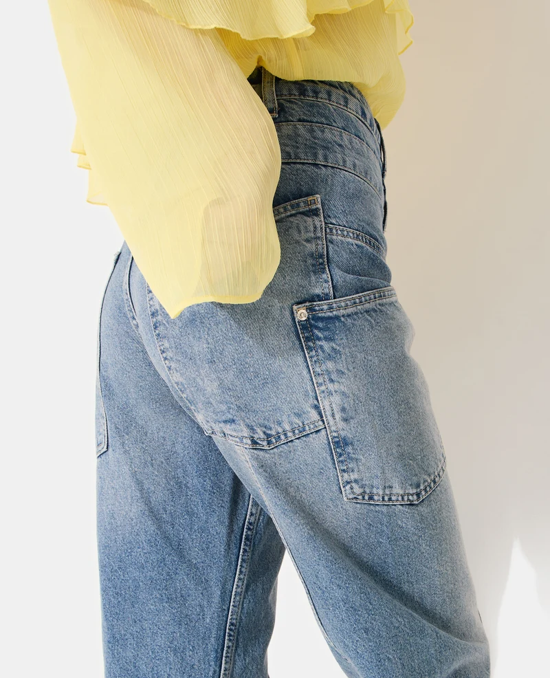Jean straight avec jeux de coutures et de poches