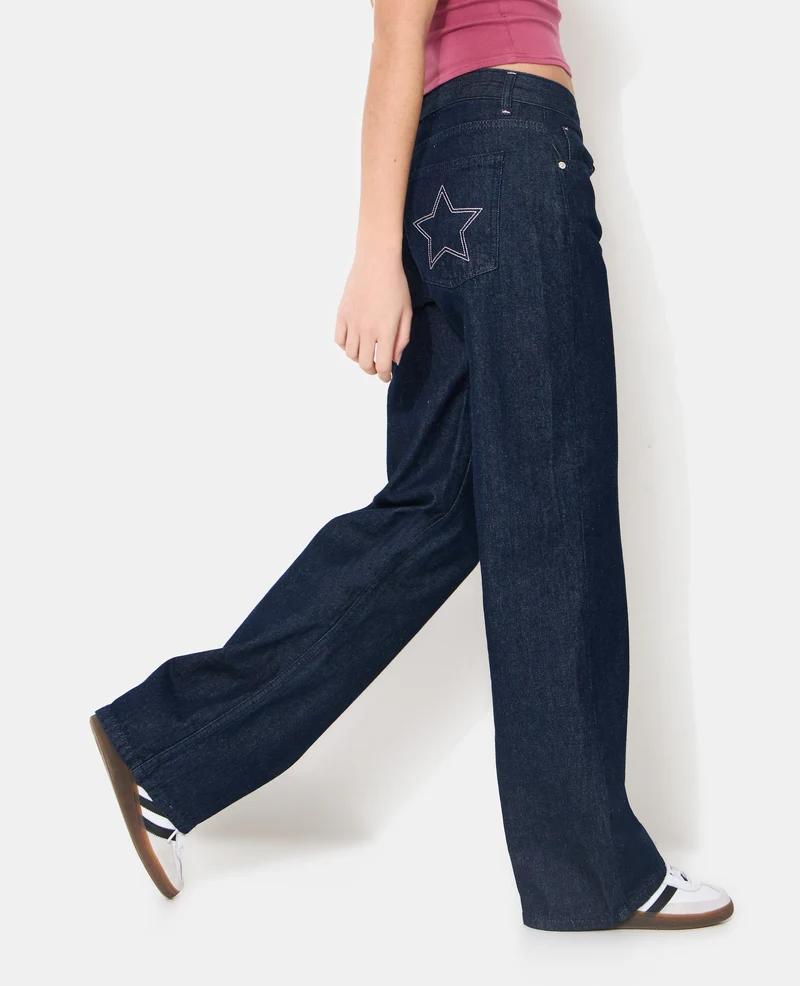 Jean straight avec étoiles brodées