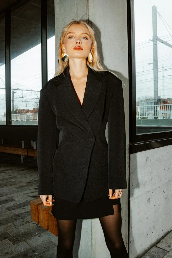 Veste blazer cintrée avec épaulettes