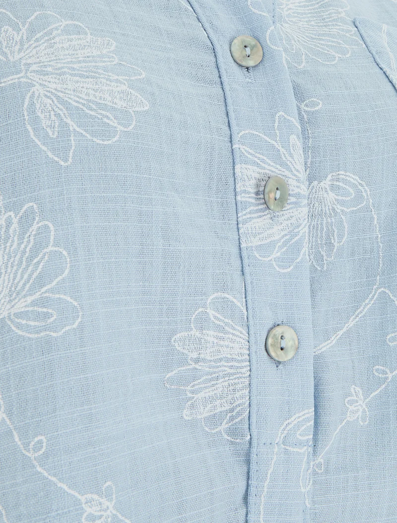Top en lin boutonné à broderie floral - Bleu ciel