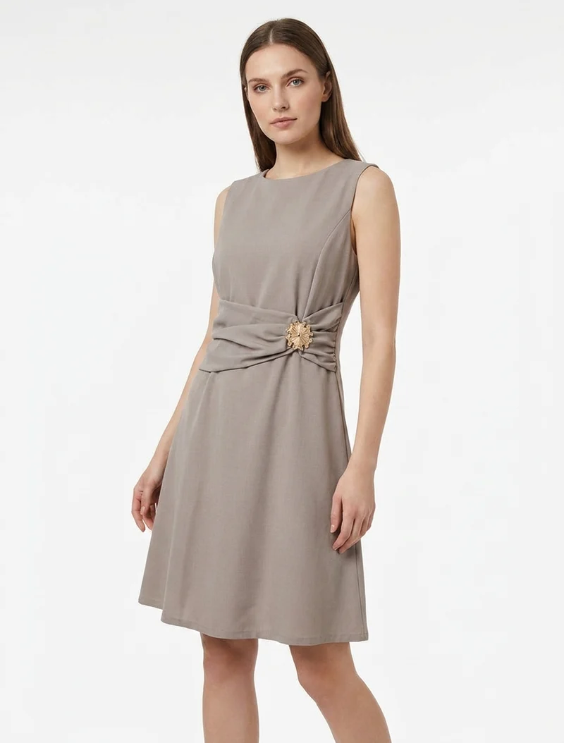 Robe sans manches à empiècement bijou - Taupe