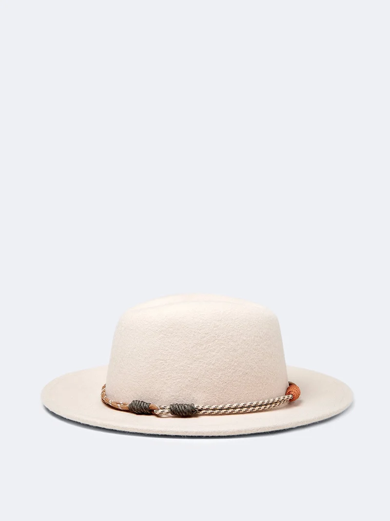 Chapeau en laine avec une cordelette