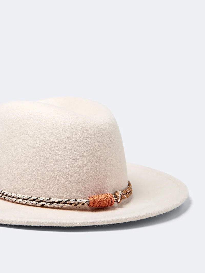 Chapeau en laine avec une cordelette