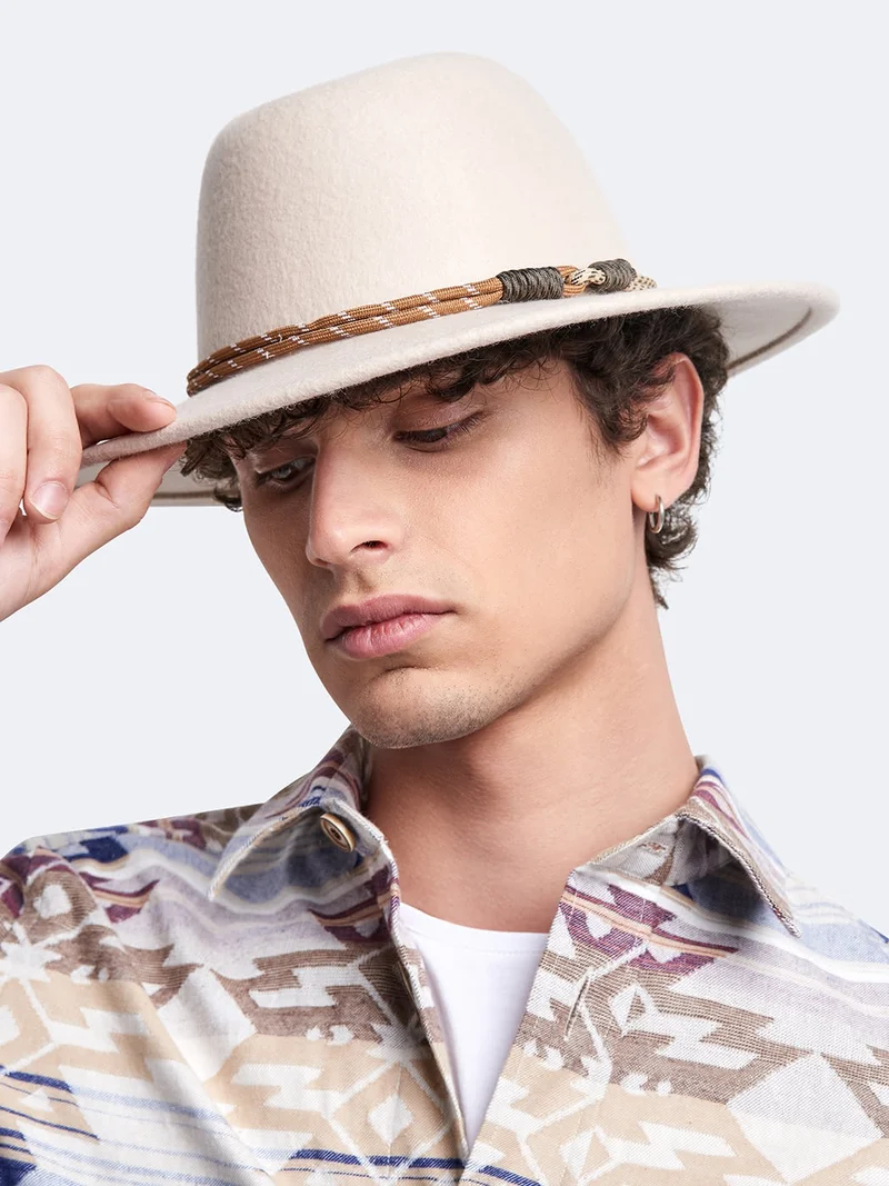 Chapeau en laine avec une cordelette