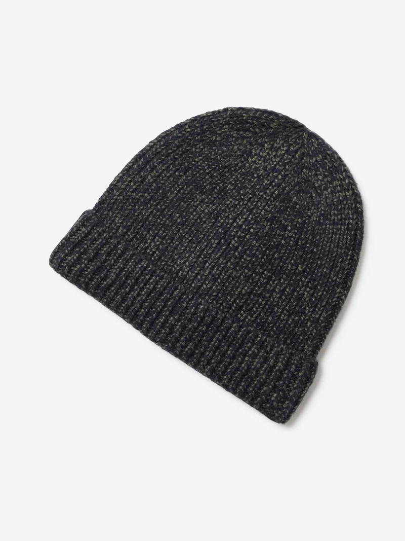 Bonnet contenant de la laine