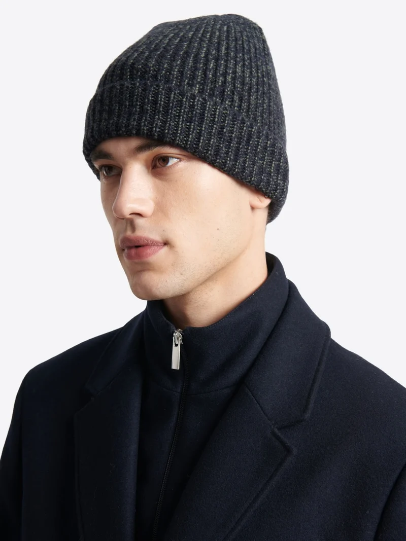 Bonnet contenant de la laine