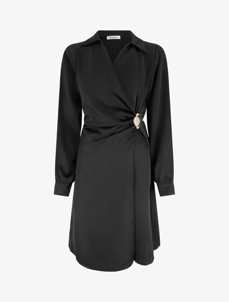 Robe portefeuille satinée à manches longues et bijou - Noir