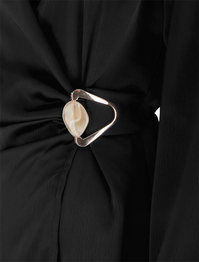 Robe portefeuille satinée à manches longues et bijou - Noir