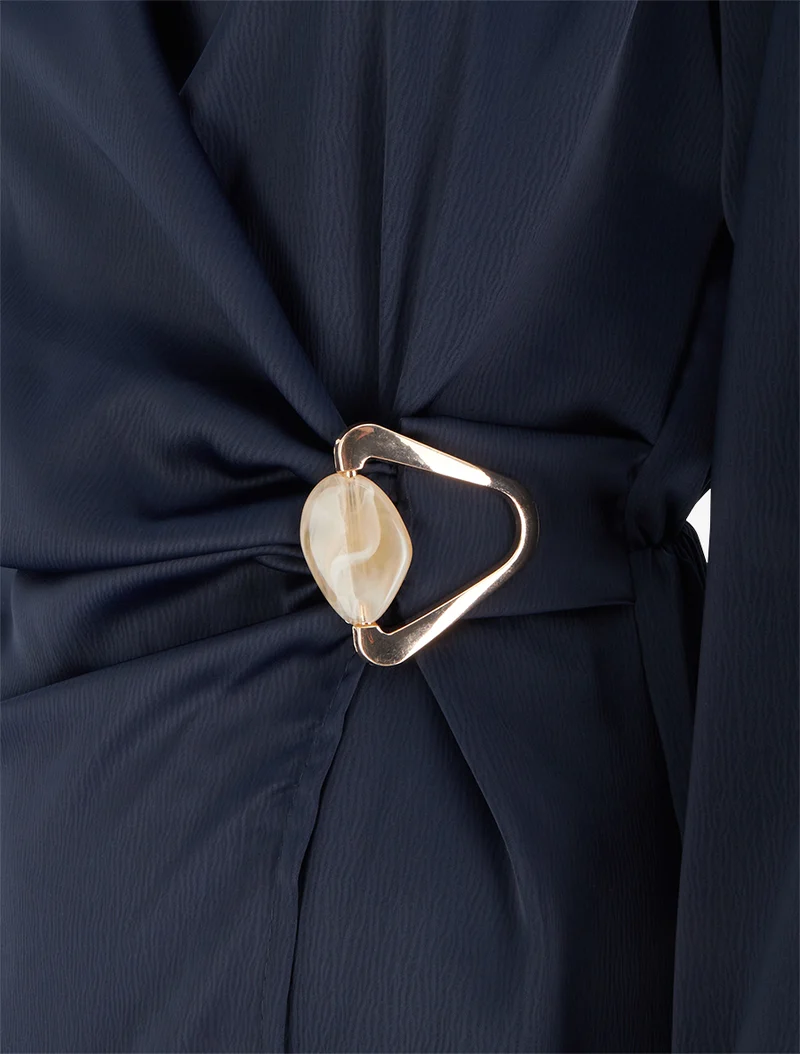 Robe portefeuille satinée à manches longues et bijou - Marine