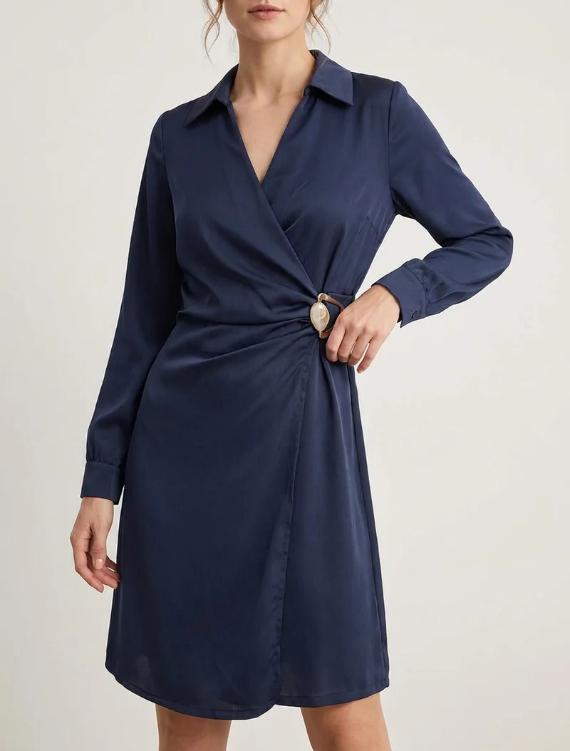 Robe portefeuille satinée à manches longues et bijou - Marine