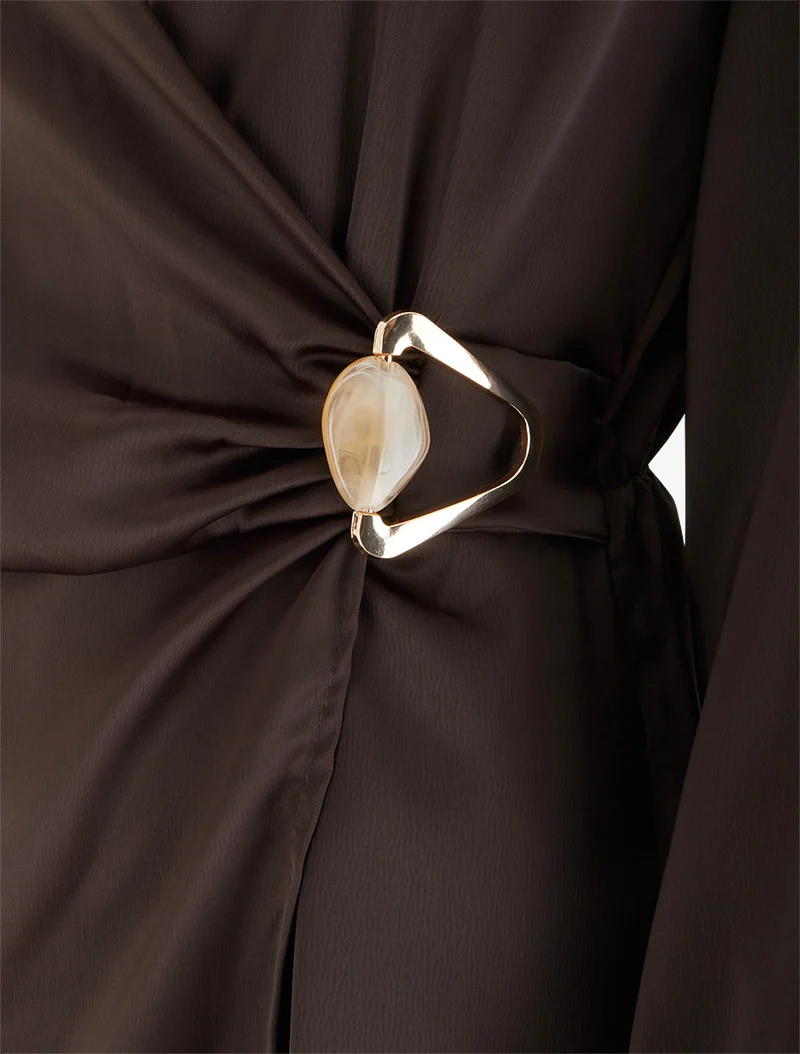 Robe portefeuille satinée à manches longues et bijou - Marron