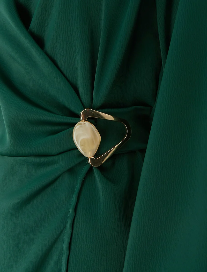 Robe portefeuille satinée à manches longues et bijou - Vert émeraude
