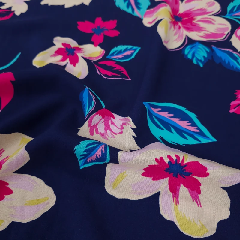 Challis de Rayonne | Fleurs roses sur fond marine | 112 cm | FIN DE ROULEAU