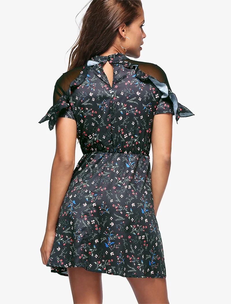 Robe fleurie à épaules ajourées - noir