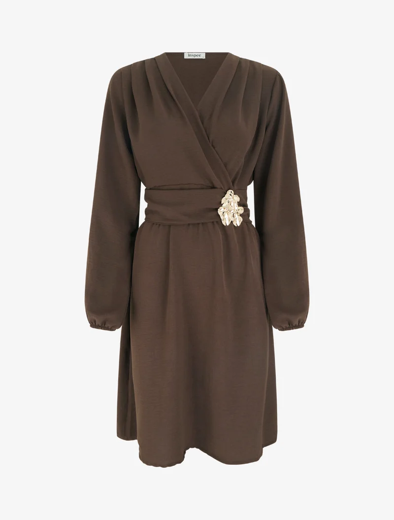 Robe à col cache-coeur et bijou martelé - Marron