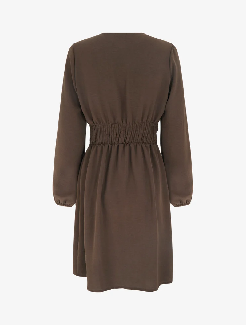 Robe à col cache-coeur et bijou martelé - Marron