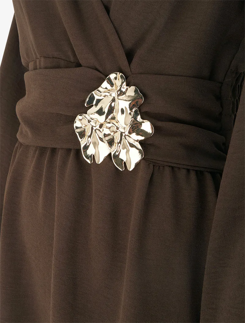 Robe à col cache-coeur et bijou martelé - Marron