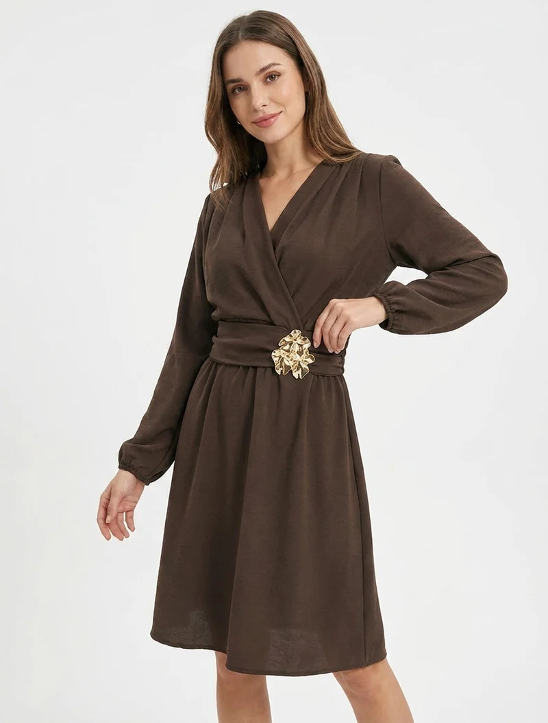 Robe à col cache-coeur et bijou martelé - Marron