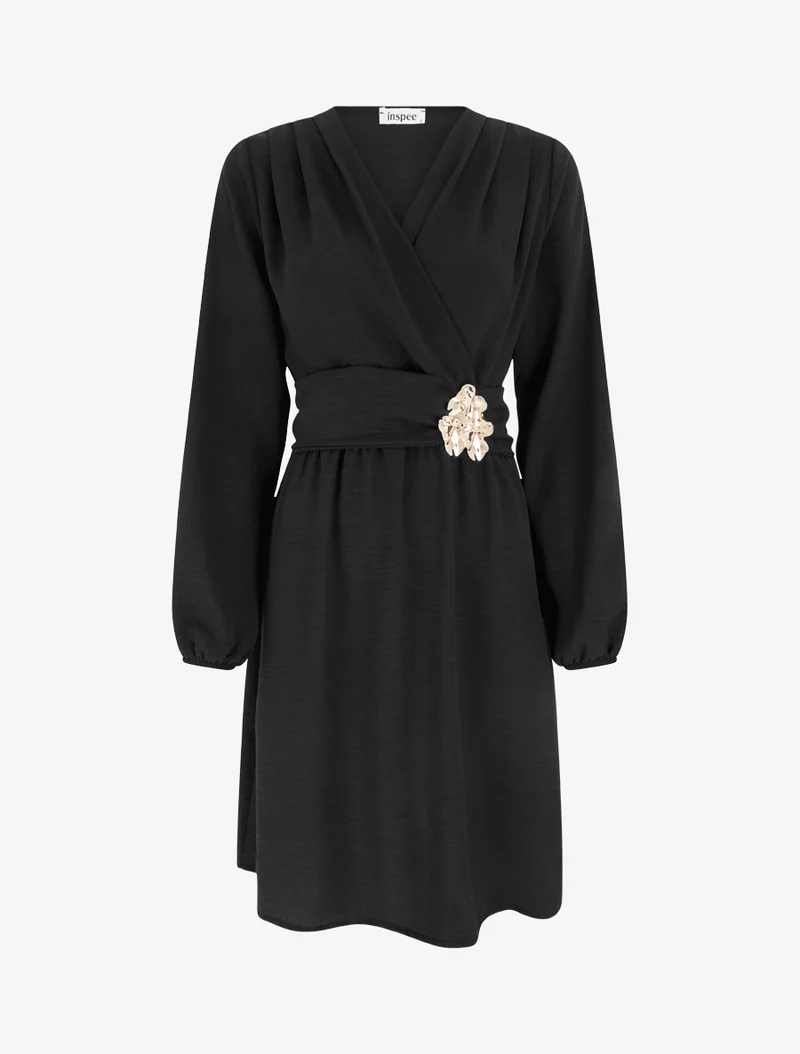 Robe à col cache-coeur et bijou martelé - Noir