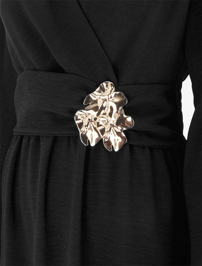 Robe à col cache-coeur et bijou martelé - Noir
