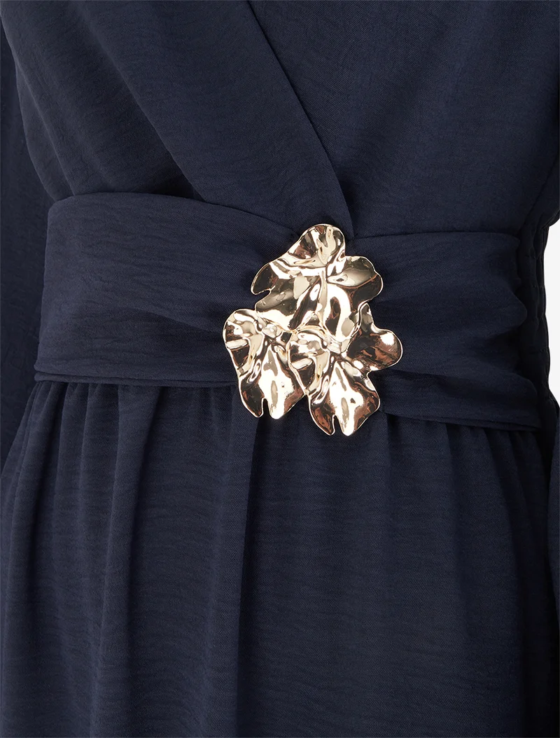Robe à col cache-coeur et bijou martelé - Marine