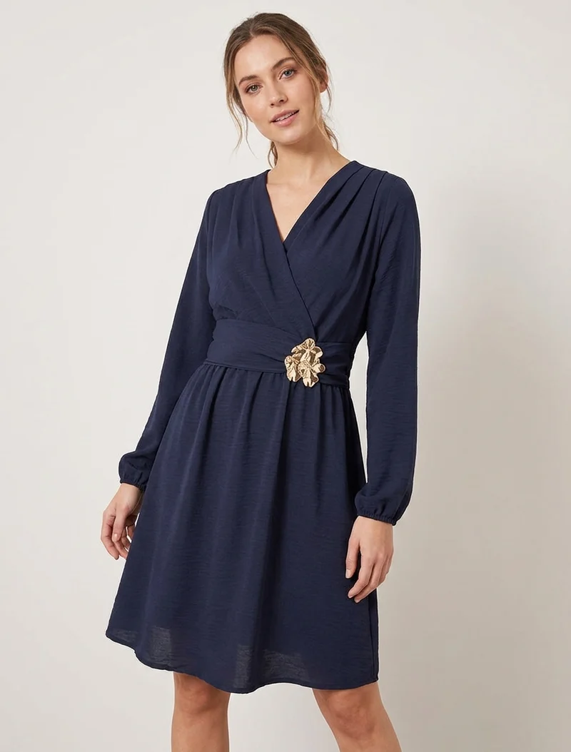 Robe à col cache-coeur et bijou martelé - Marine