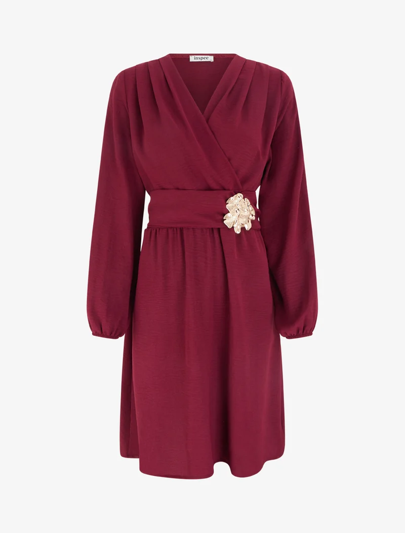 Robe à col cache-coeur et bijou martelé - Lie de vin