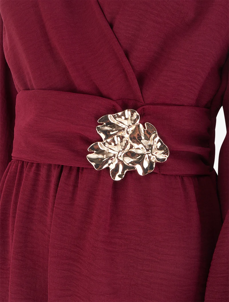 Robe à col cache-coeur et bijou martelé - Lie de vin