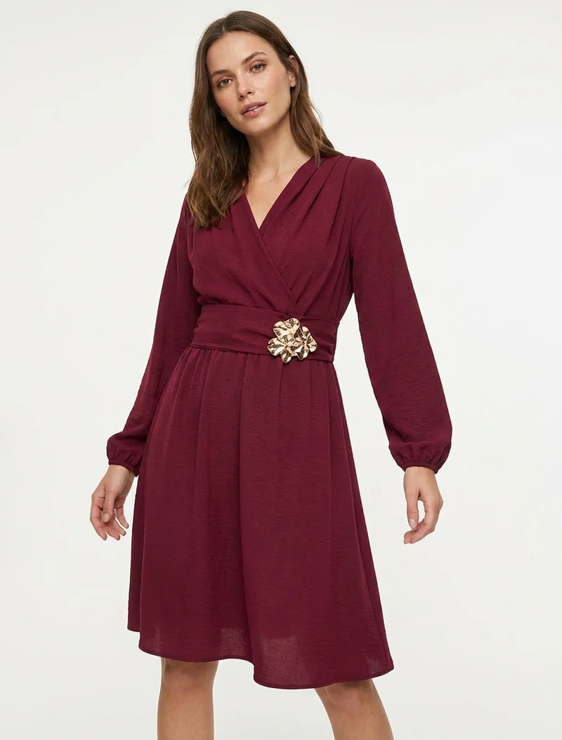 Robe à col cache-coeur et bijou martelé - Lie de vin