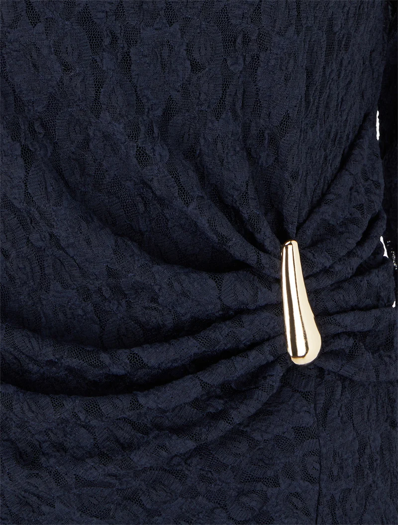 Top en dentelle à effet drapé et bijou métal - Marine