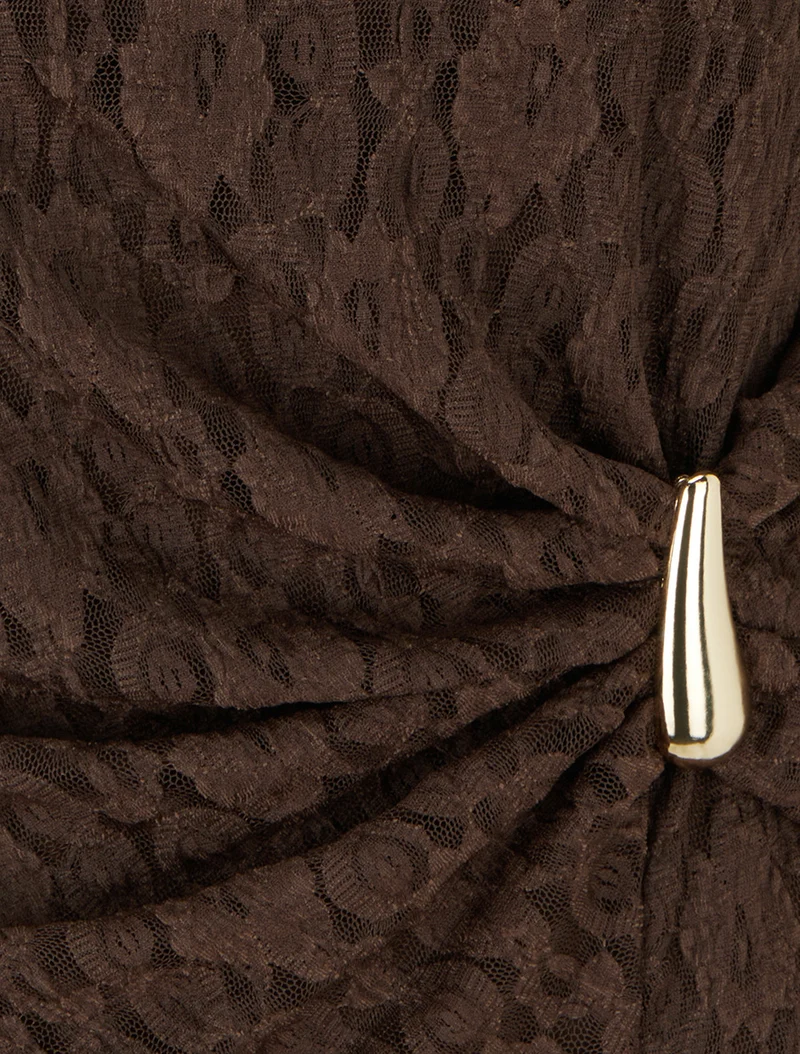 Top en dentelle à effet drapé et bijou métal - Marron