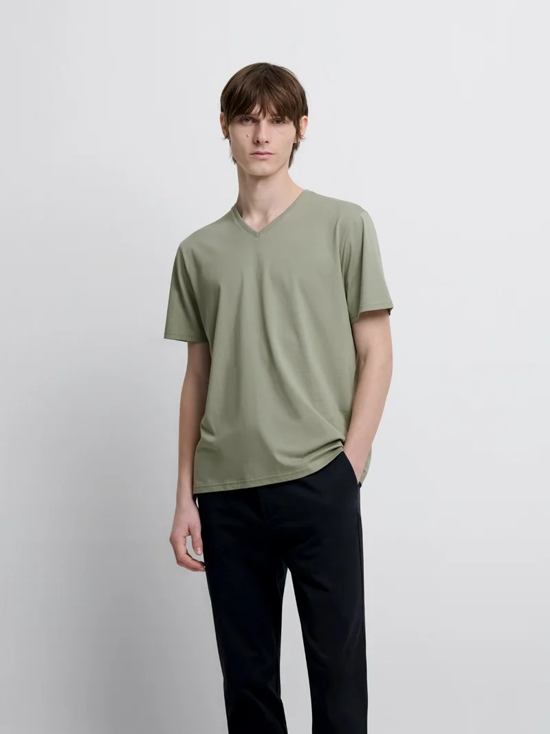 T-shirt col V en coton Supima®