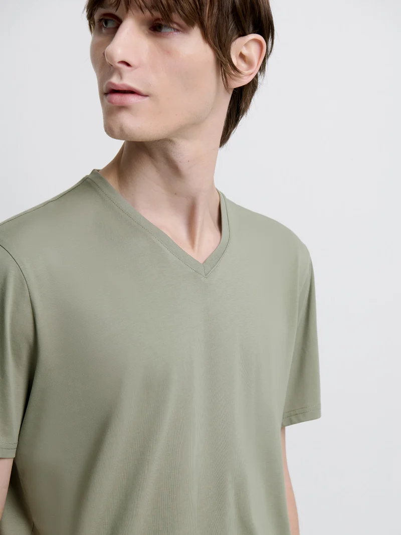 T-shirt col V en coton Supima®