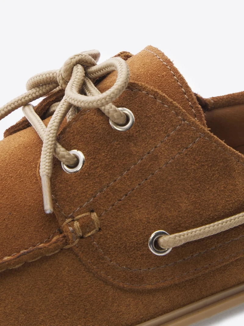 Chaussures bateau en cuir suédé