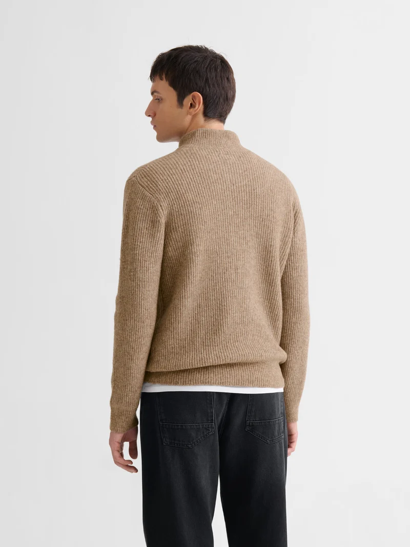 Pull col montant ouvert en maille perlée