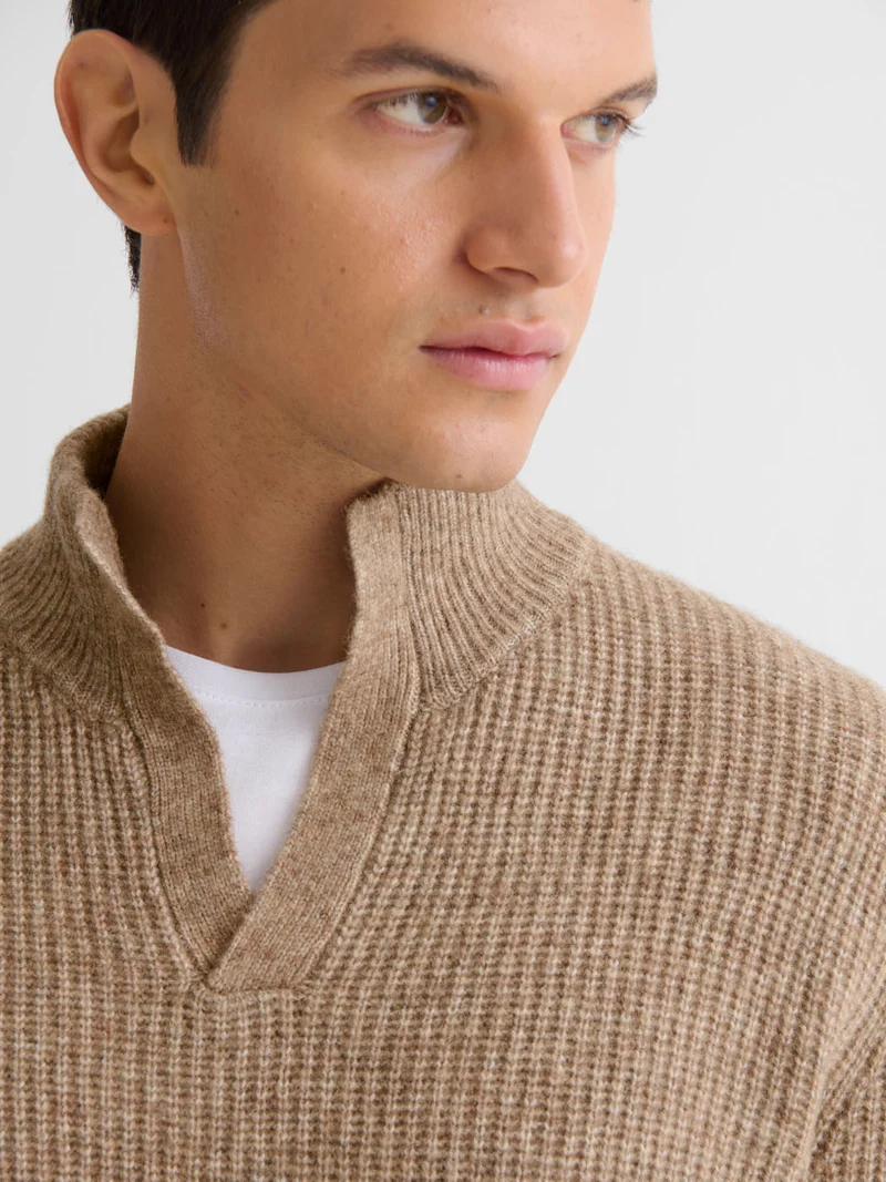 Pull col montant ouvert en maille perlée