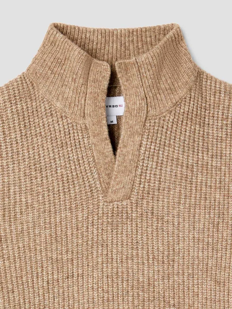 Pull col montant ouvert en maille perlée