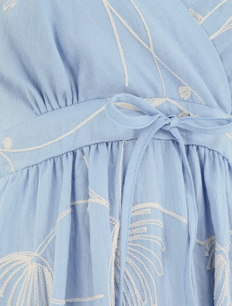 Robe longue empire à broderies végétales - Bleu ciel