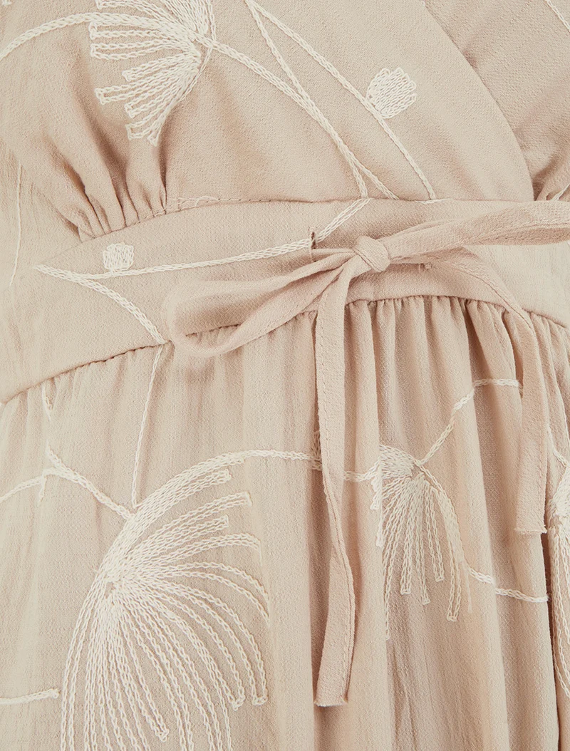Robe longue empire à broderies végétales - Beige