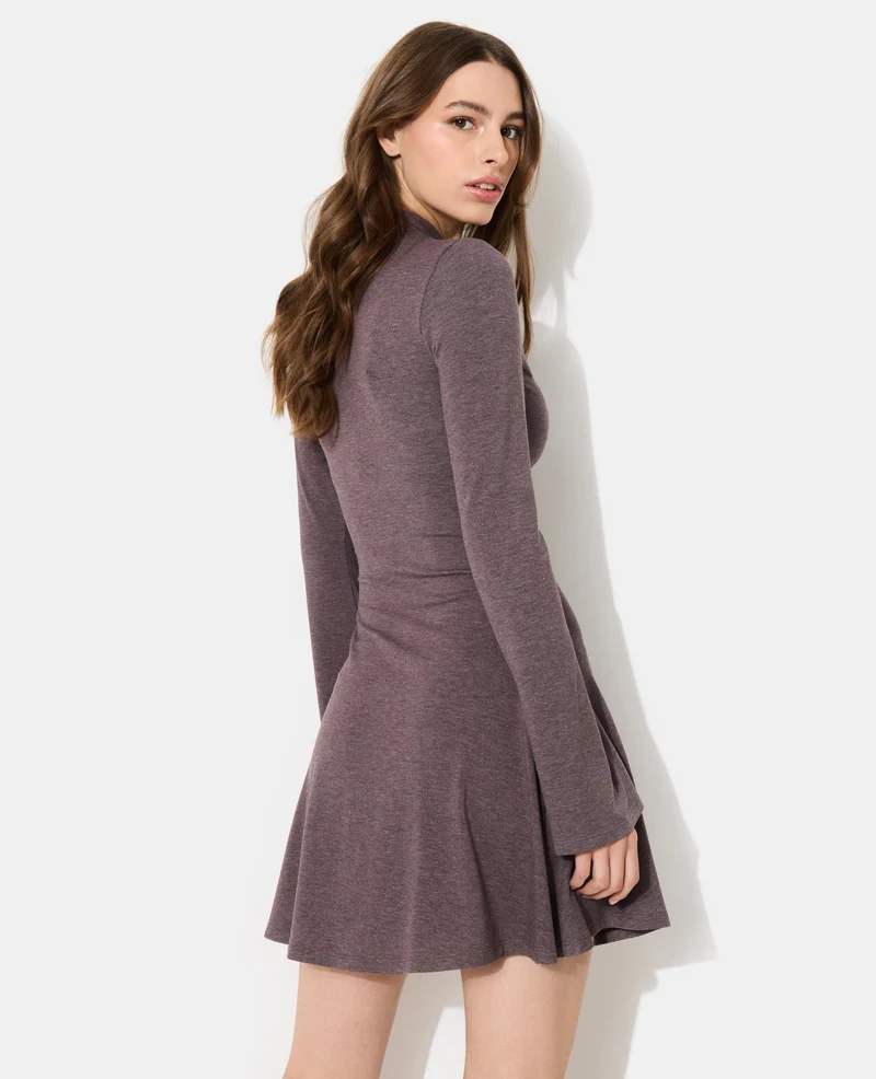 Robe courte patineuse avec manches flare