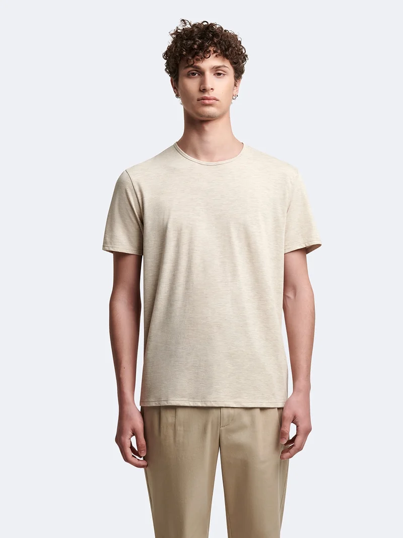 T-shirt col rond contenant du coton