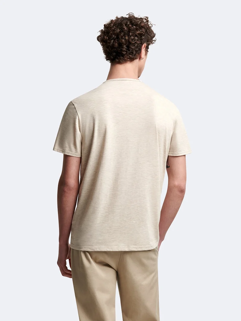 T-shirt col rond contenant du coton