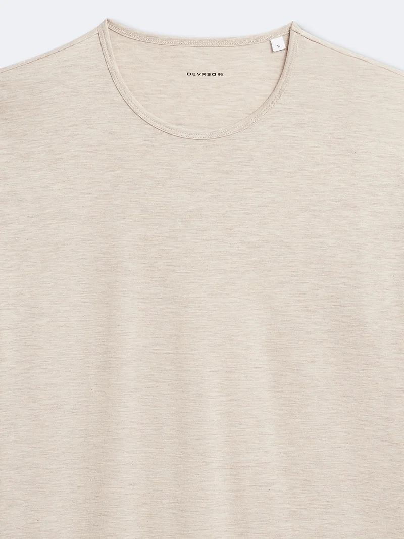 T-shirt col rond contenant du coton