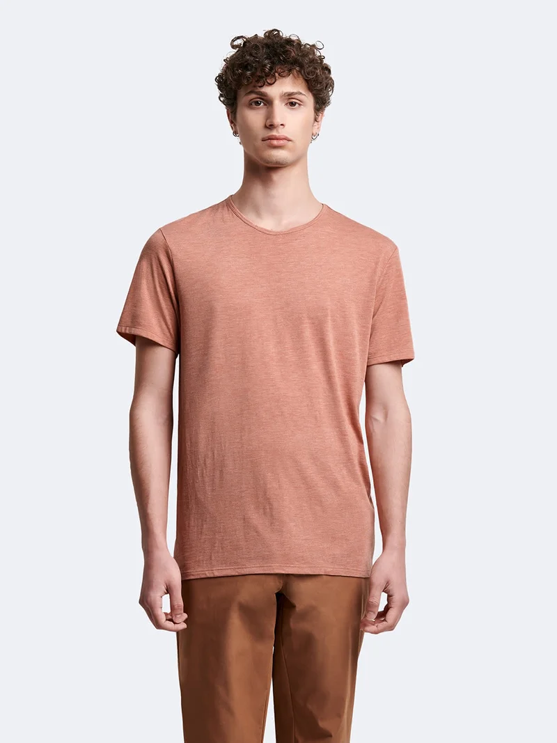 T-shirt col rond contenant du coton