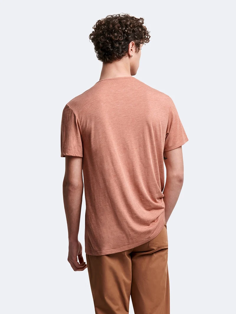 T-shirt col rond contenant du coton