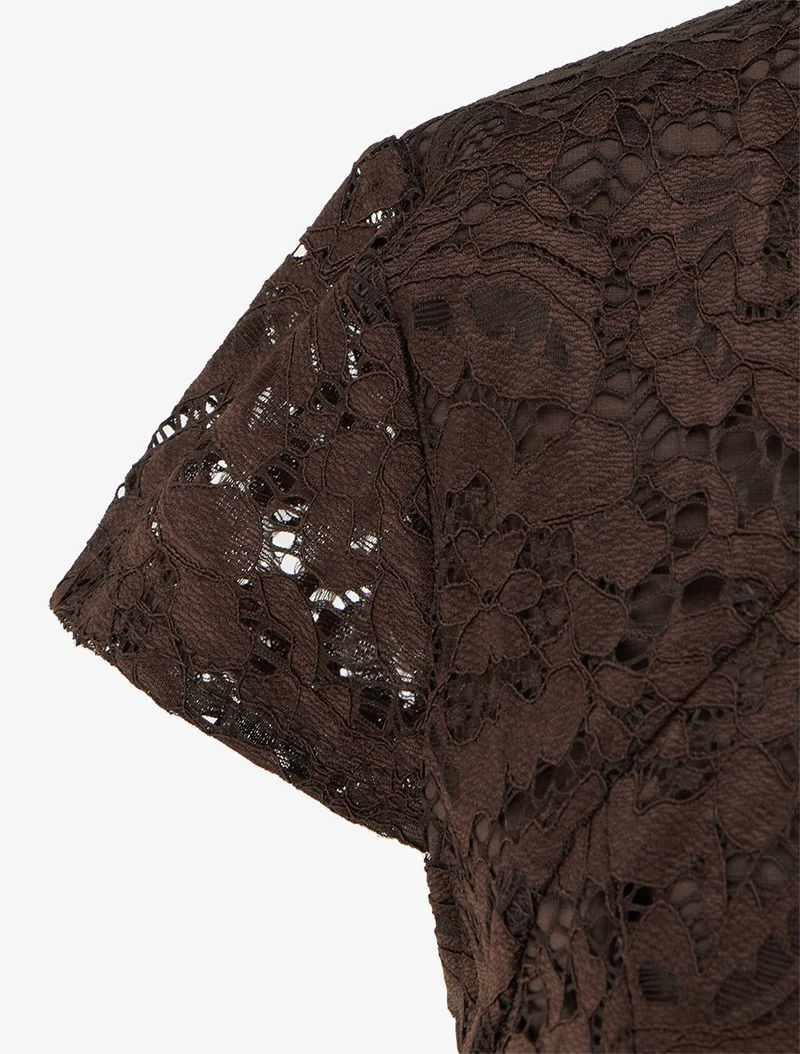Robe moulante à buste en dentelle et manches courtes - Marron