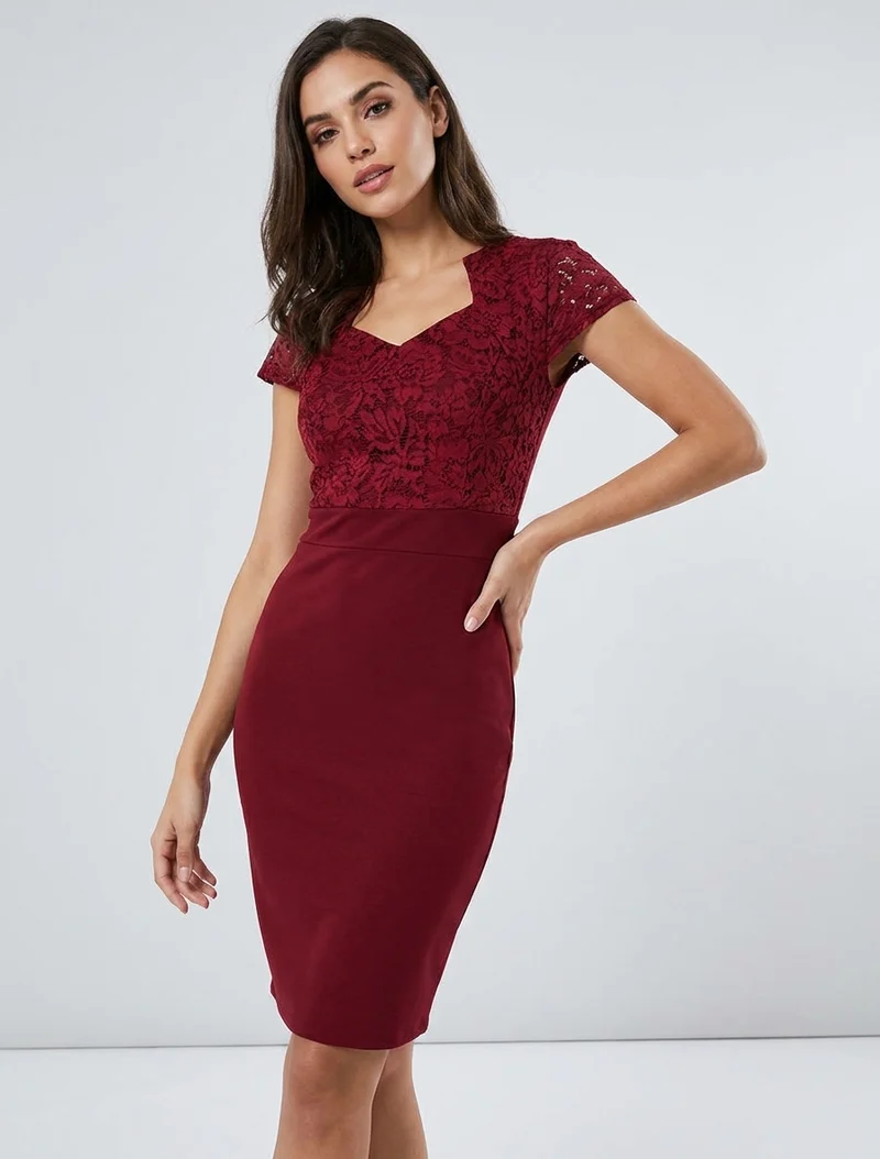 Robe moulante à buste en dentelle et manches courtes - Bordeaux