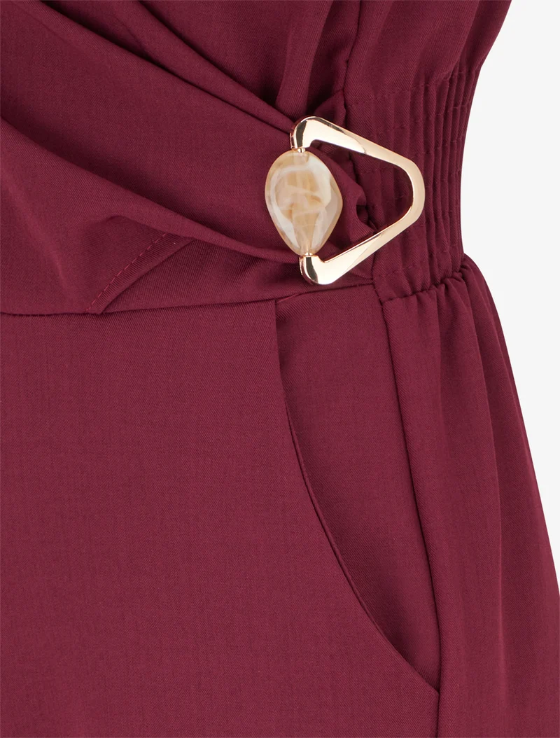 Combinaison ample à col cache-coeur effet drapé et bijou - Lie de vin